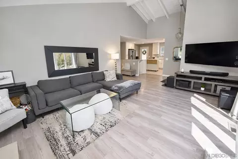 Living - 3115 Bernardo Ln, Escondido, CA 92029 photo 2 of 3