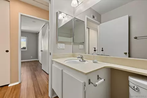 Bath - 1906 Park Dale Ln, Encinitas, CA 92024 photo 2 of 5