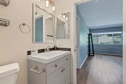 Bath - 1906 Park Dale Ln, Encinitas, CA 92024 photo 5 of 5