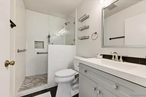 Bath - 1906 Park Dale Ln, Encinitas, CA 92024 photo 3 of 5