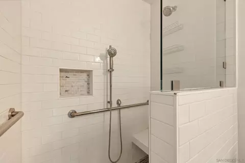 Bath - 1906 Park Dale Ln, Encinitas, CA 92024 photo 4 of 5
