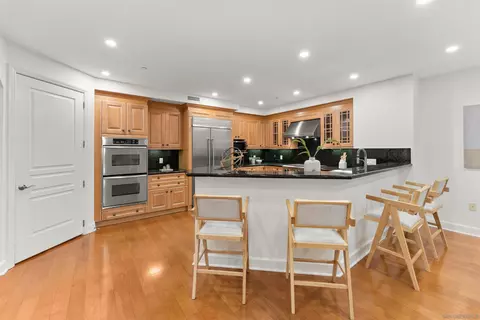 Kitchen - 1040 Genter #305, La Jolla, CA 92037 photo 3 of 4
