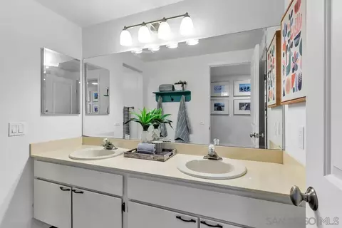 Bath - 377 N Willowspring Dr, Encinitas, CA 92024 photo 4 of 4