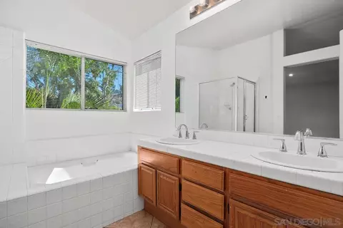 Bath - 950 Tempera Ct, Oceanside, CA 92057 photo 2 of 4