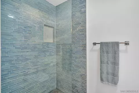 Bath - 32 Montego Ct, Coronado, CA 92118 photo 2 of 3