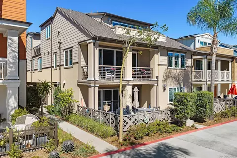 810 Santa Barbara Pl, San Diego, CA 92109