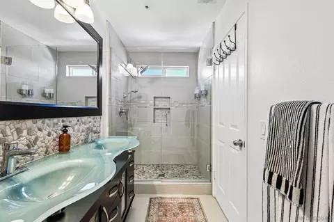 Bath - 913 Vine St, Oceanside, CA 92054 photo 2 of 3