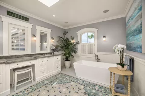 Bath - 820 Glorietta Blvd, Coronado, CA 92118 photo 3 of 7