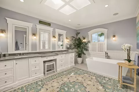 Bath - 820 Glorietta Blvd, Coronado, CA 92118 photo 2 of 7