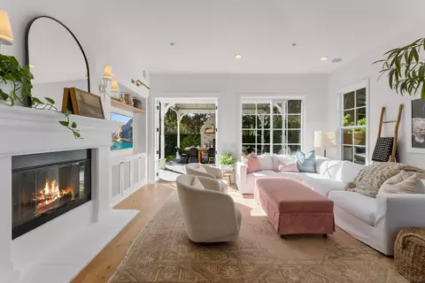 Living - 615 Shasta Dr, Encinitas, CA 92024 photo 1 of 1