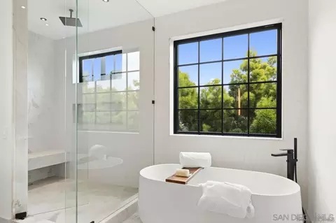 Bath - 442 Westbourne St #2, La Jolla, CA 92037 photo 2 of 3