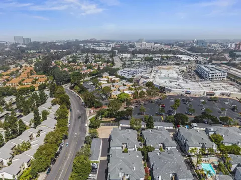 View/Area - 8635 Via Mallorca #D, La Jolla, CA 92037 photo 6 of 6