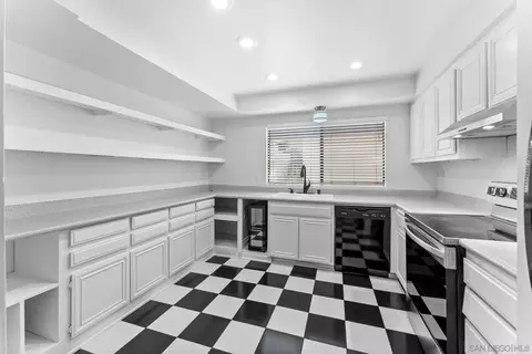 Kitchen - 2533 Navarra Dr #2A, Carlsbad, CA 92009 photo 1 of 2