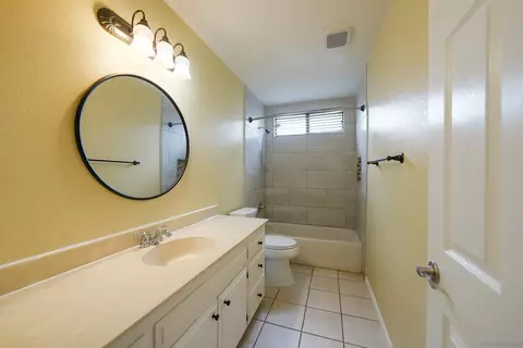 Bath - 1465 Barnett Rd, Ramona, CA 92065 photo 2 of 2