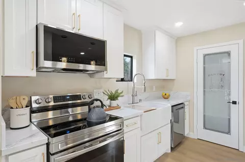 Kitchen - 2564 Navarra Dr #115, Carlsbad, CA 92009 photo 4 of 8