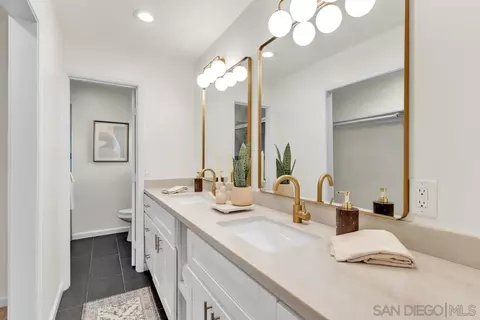 Bath - 2167 Sunset Dr, Escondido, CA 92025 photo 2 of 5