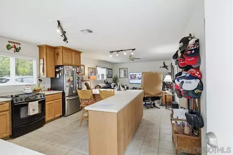 Kitchen - 1478 Peutz Valley Rd, Alpine, CA 91901 photo 3 of 5