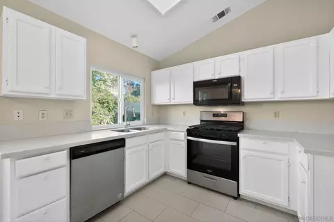 Kitchen - 31850 Via Barraza, Temecula, CA 92592 photo 3 of 4