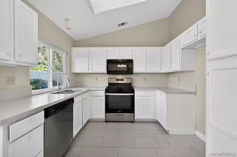 Kitchen - 31850 Via Barraza, Temecula, CA 92592 photo 2 of 4