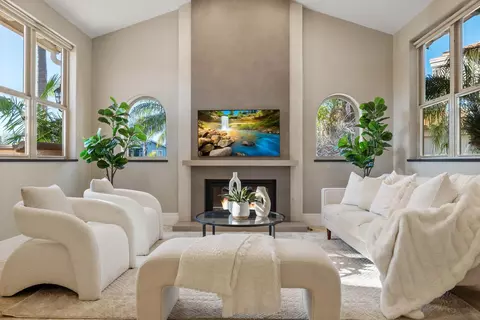 Living - 7355 Fay Ave, La Jolla, CA 92037 photo 2 of 4