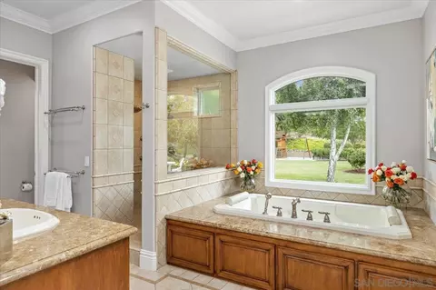 Bath - 13391 Old Winemaster Ct, Poway, CA 92064 photo 3 of 6