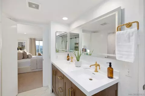 Bath - 959 Intrepid Ct, Del Mar, CA 92014 photo 1 of 4