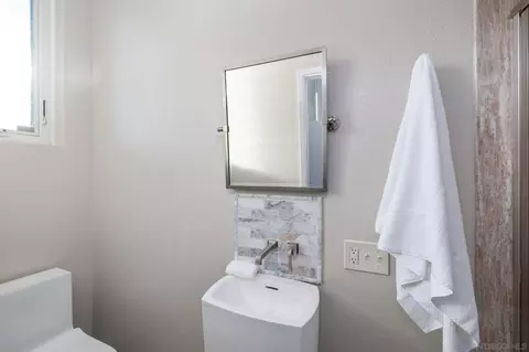 Bath - 959 Intrepid Ct, Del Mar, CA 92014 photo 3 of 4