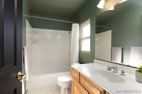 Bath - 1230 Wren Gln, Escondido, CA 92026 photo 3 of 3
