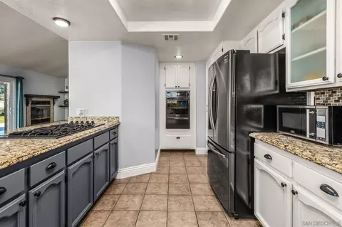 Kitchen - 16319 Scarbery Rd, Ramona, CA 92065 photo 3 of 5