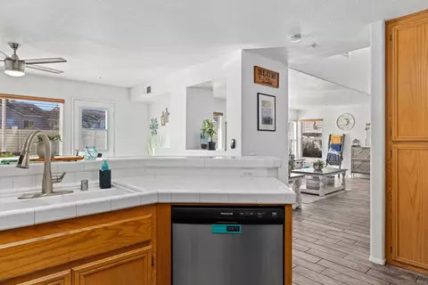 Kitchen - 405 Whispering Willow Dr UNIT E, Santee, CA 92071 photo 3 of 4