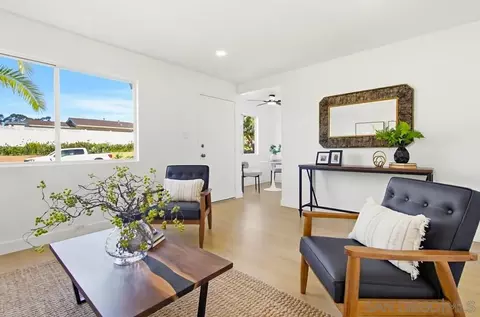 Living - 715 Sunflower St, Encinitas, CA 92024 photo 2 of 3