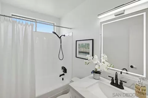 Bath - 715 Sunflower St, Encinitas, CA 92024 photo 2 of 3