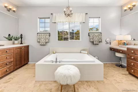 Bath - 2407 Douglaston Gln, Escondido, CA 92026 photo 3 of 4