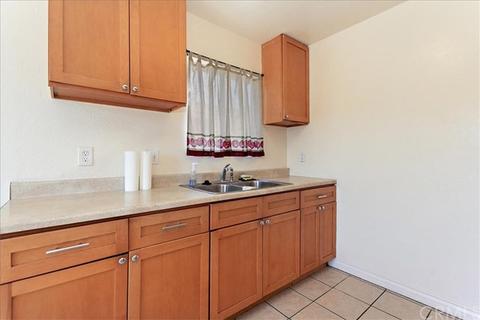 560 W Shamrock St, Rialto, CA 92376 photo 7