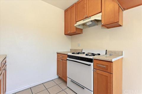 560 W Shamrock St, Rialto, CA 92376 photo 8