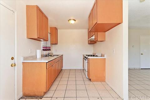 560 W Shamrock St, Rialto, CA 92376 photo 6