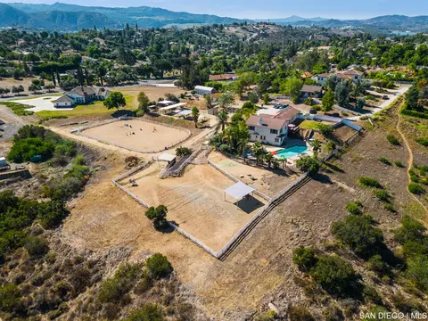 10310 Circa Valle Verde, El Cajon, CA 92021 photo 2