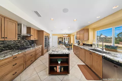 10310 Circa Valle Verde, El Cajon, CA 92021 photo 9