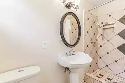 Bath - 576 E Wright St, Hemet, CA 92543 photo 1 of 2