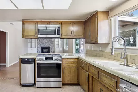 8893 7th Ave, Hesperia, CA 92345 photo 5