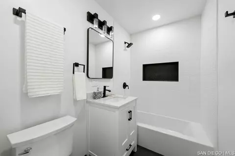 Bath - 13764 Jamul Dr, Jamul, CA 91935 photo 4 of 5