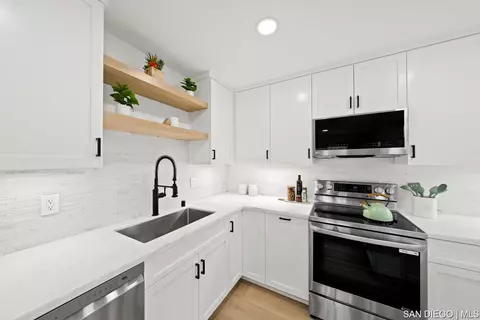 Kitchen - 13764 Jamul Dr, Jamul, CA 91935 photo 6 of 7