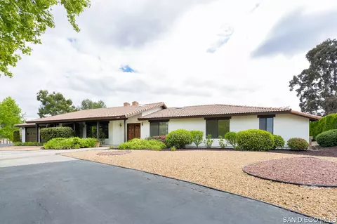 627 Elm Tree Ln, Fallbrook, CA 92028