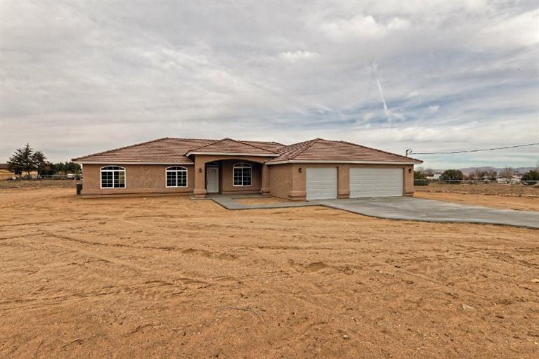 18075 Dunkirk St, Hesperia, CA 92345 photo 2