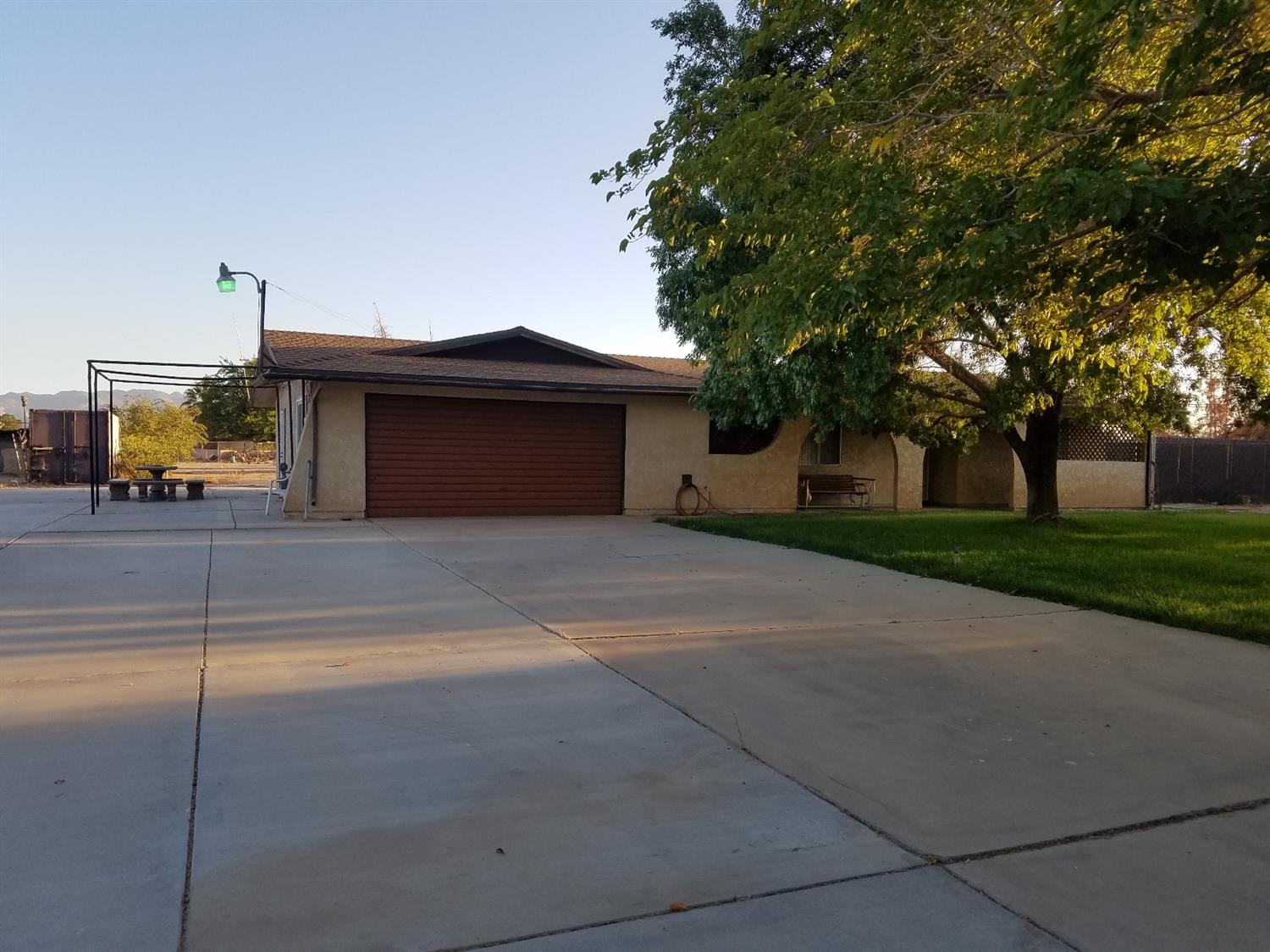 17735 Linden St, Hesperia, CA 92345 photo 2
