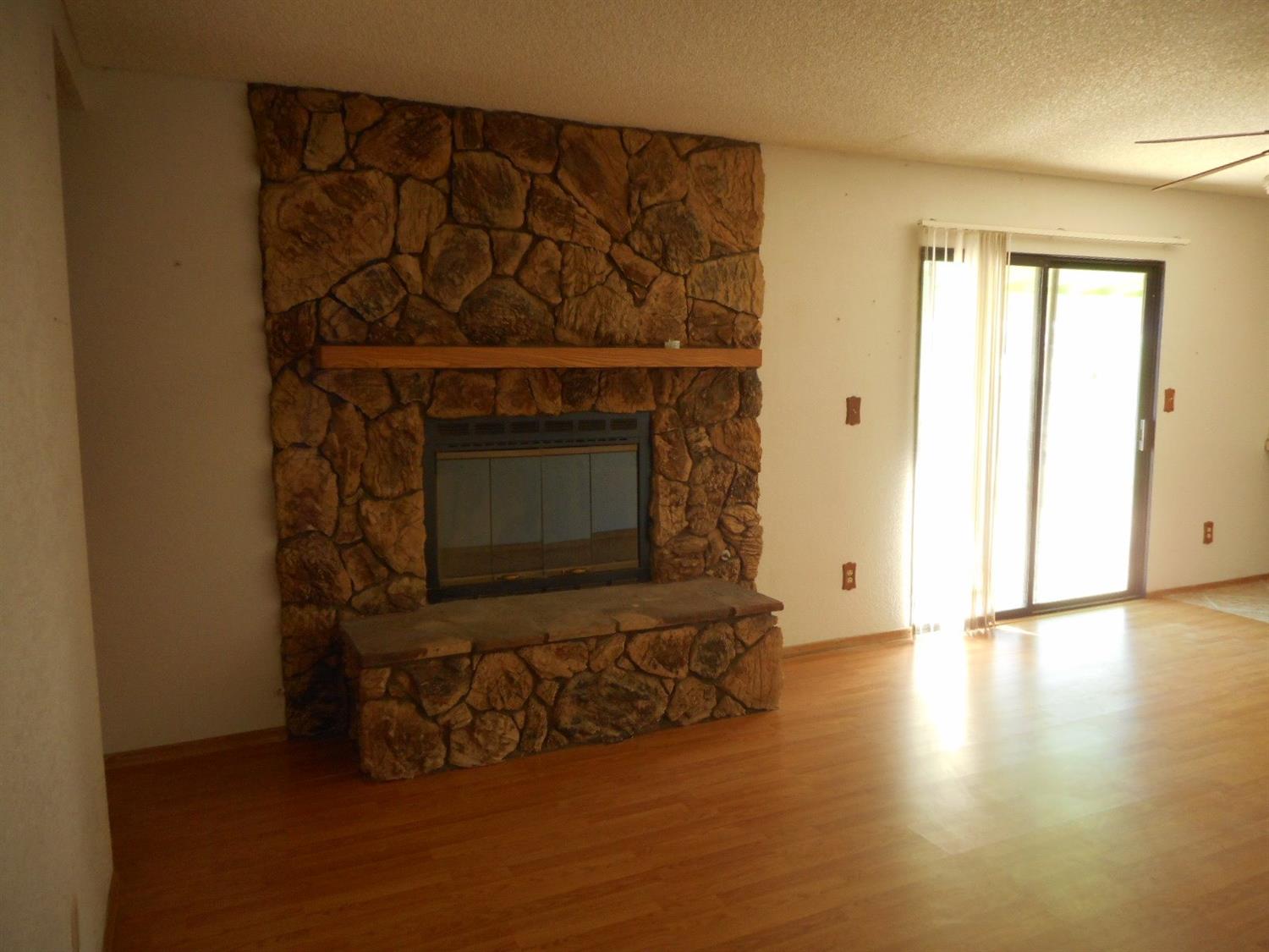 17887 Deodar St, Hesperia, CA 92345 photo 7