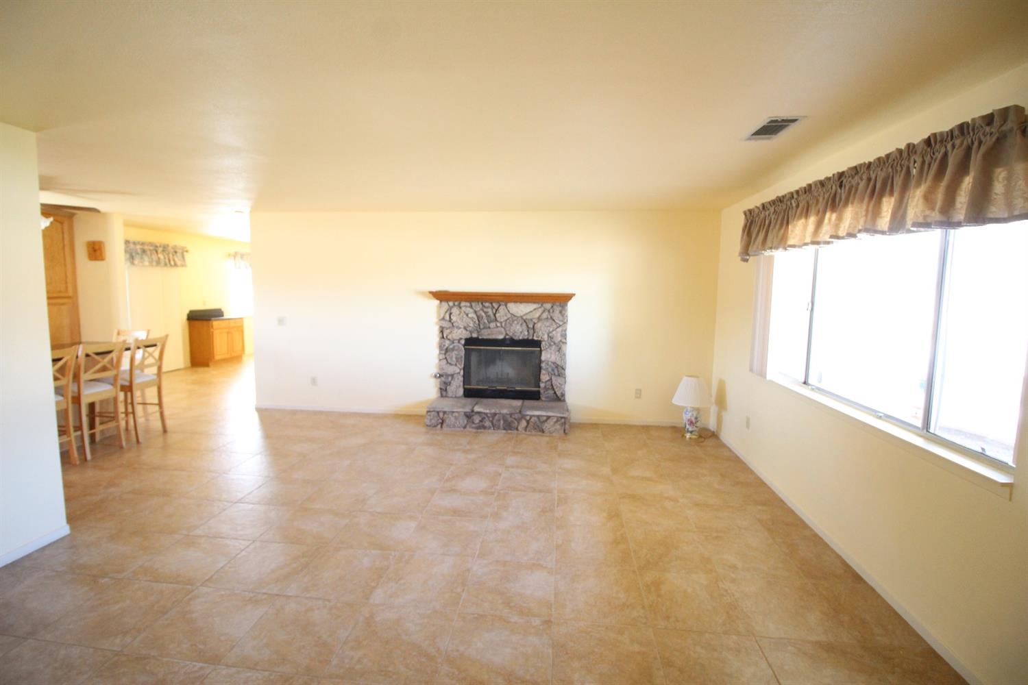 17519 Redbud St, Hesperia, CA 92345 photo 5