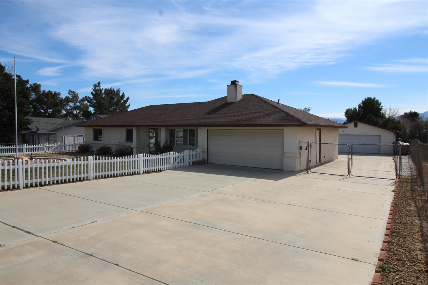 17519 Redbud St, Hesperia, CA 92345 photo 2