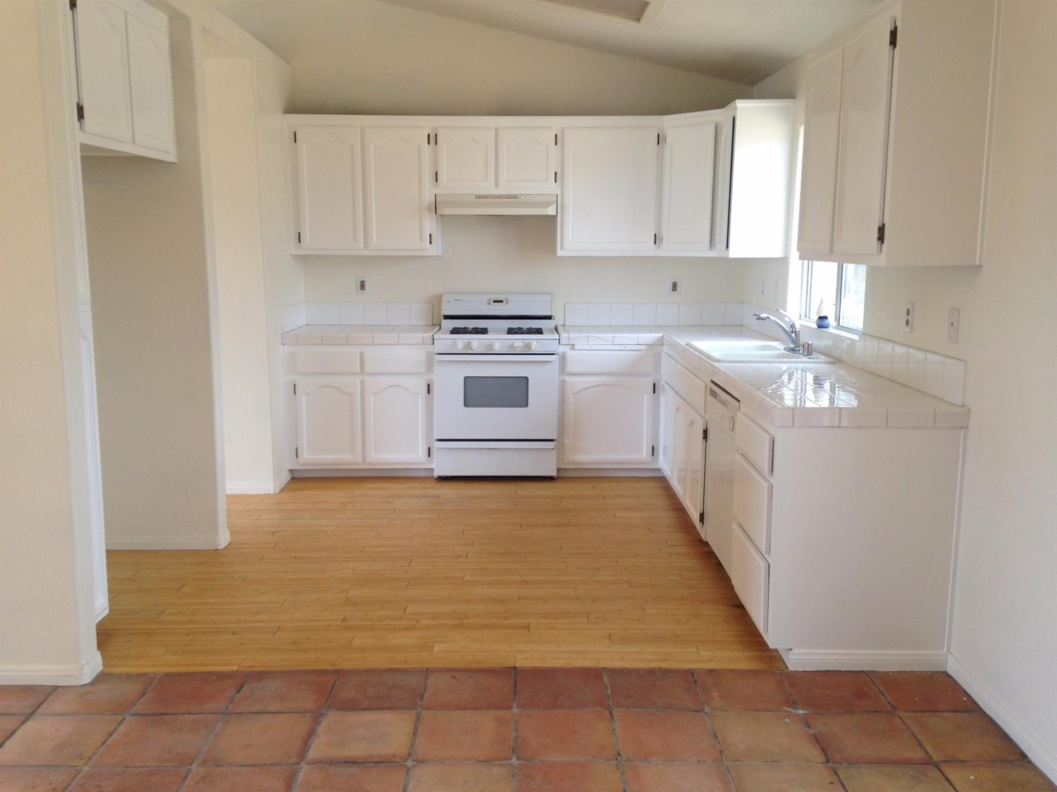 18978 Madrone St, Hesperia, CA 92345 photo 2