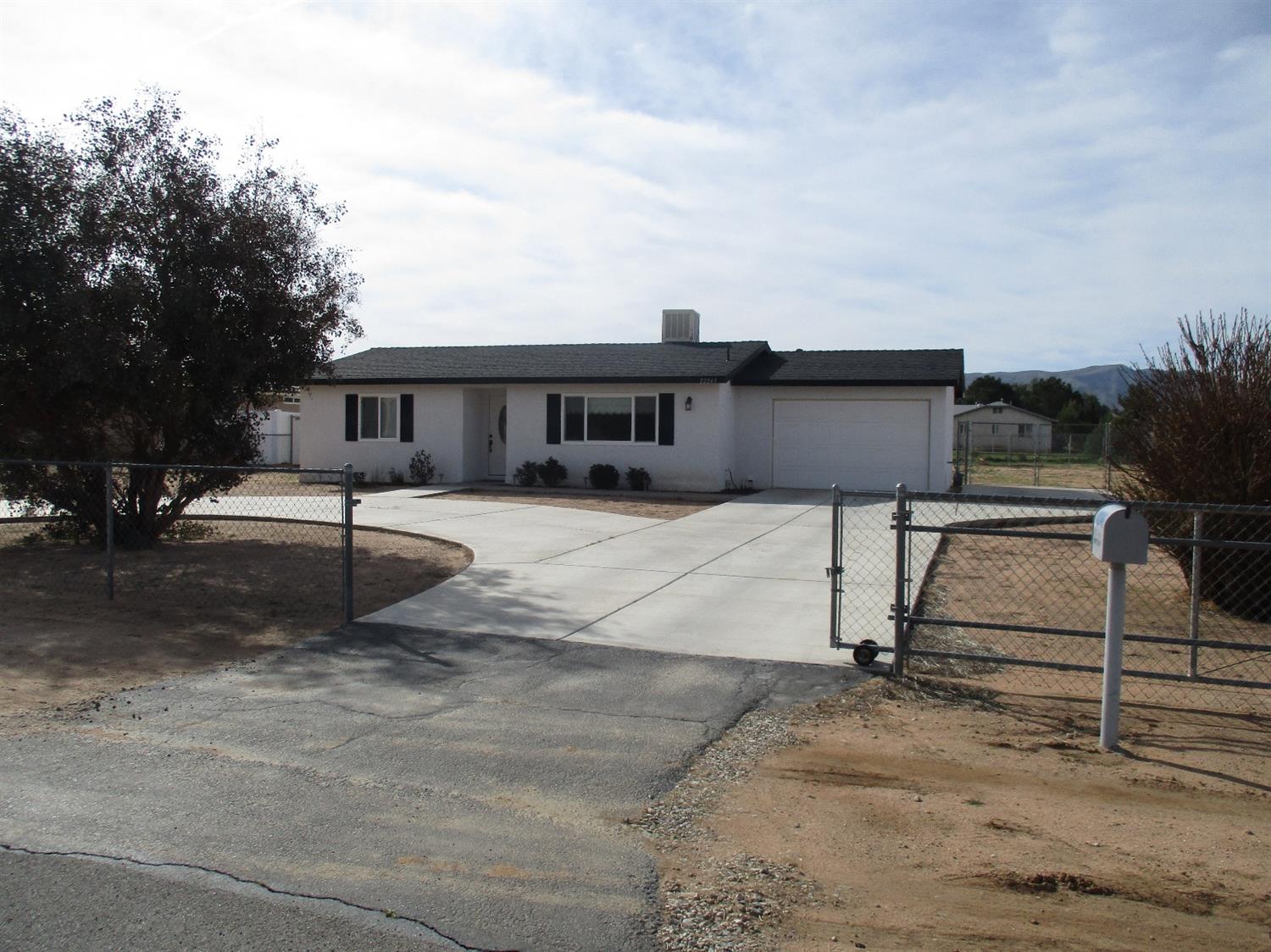 22243 Minnetonka Rd, Apple Valley, CA 92308 photo 1